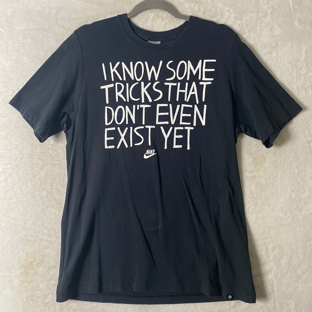 Nike Sportswear Boys Graphic T-Shirt Black I Know Some Tricks Large 526